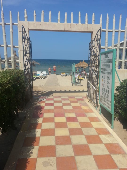 Zum Hotel eigenen Strand Houda Golf & Beach Club