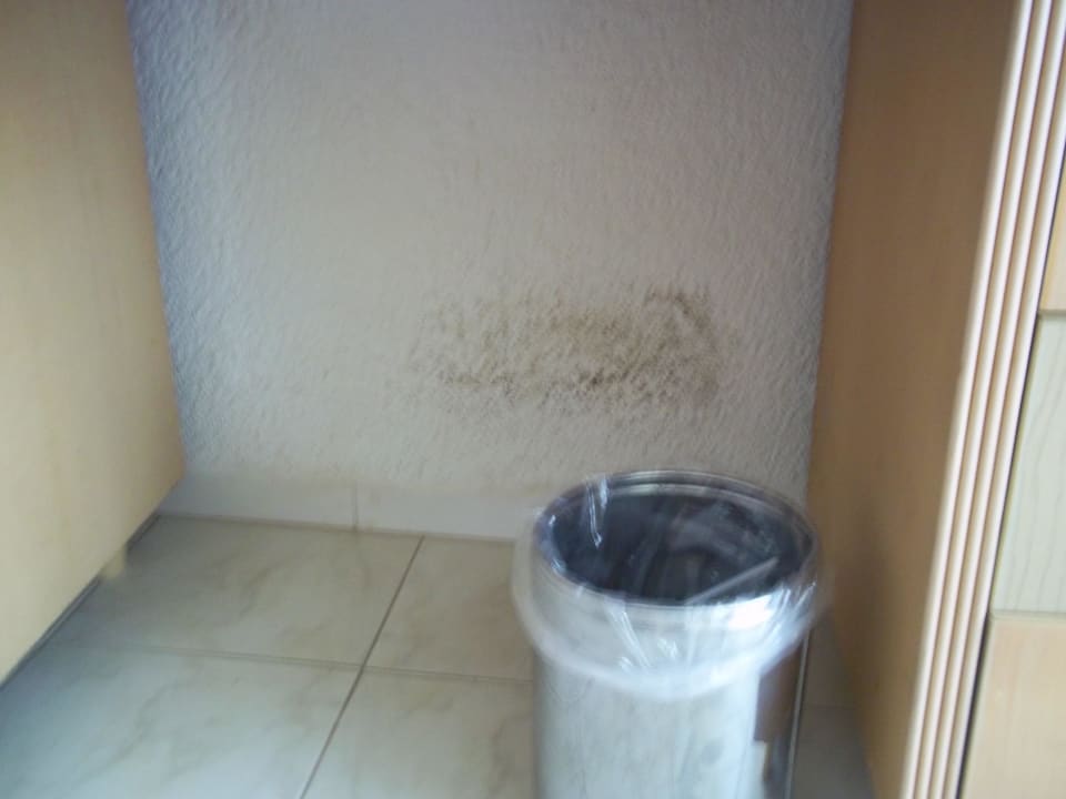 Unterm Schreibtisch  Hotel El Mouradi Djerba Menzel