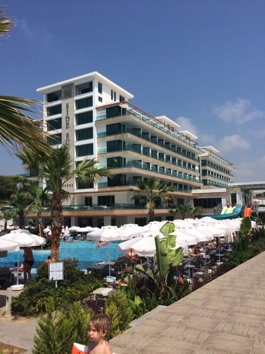 Sicht auf Pool, Aus- und Eingang zum Strand Side Sunport Hotel & Spa