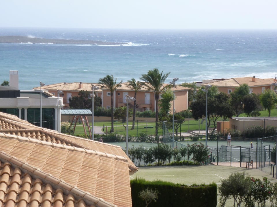 Blick auf die Tennisplätze TUI KIDS CLUB Punta Prima