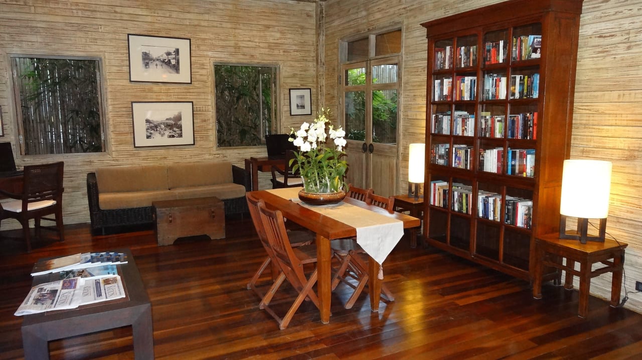 Bibliothek vis-à-vis der Rezeption Buri Rasa Village Samui Adults Only Resort