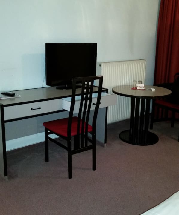 Schreibtisch mit LCD TC Hotel Newton Ludwigshafen
