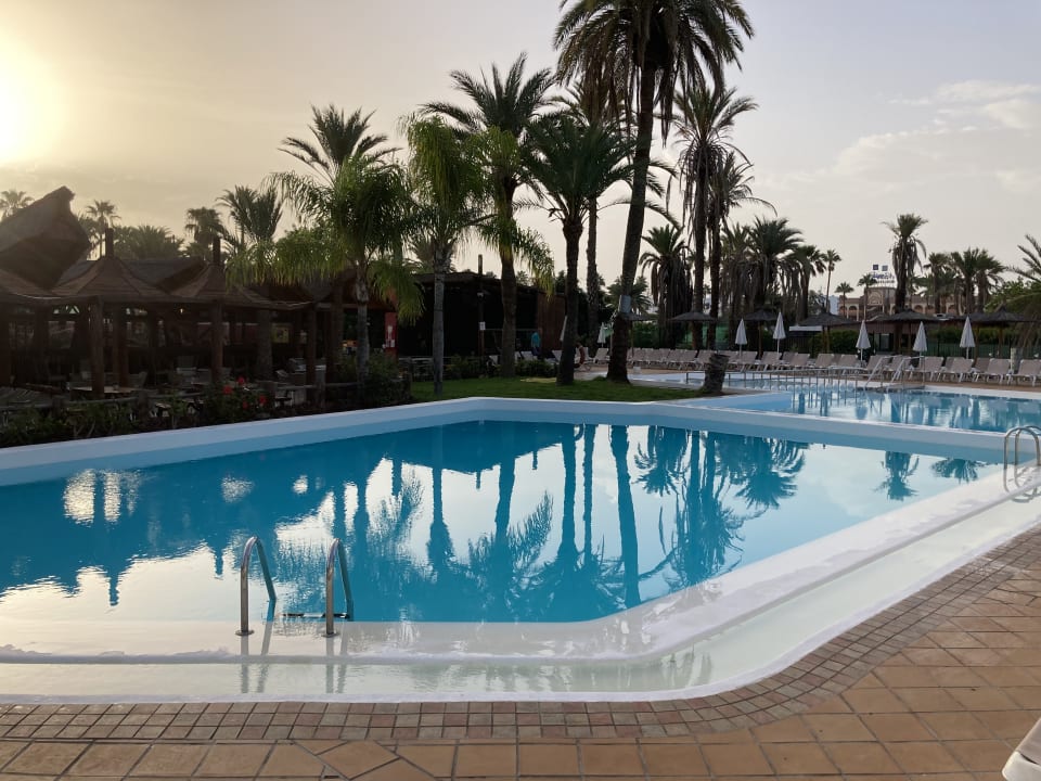 Pool HL Miraflor Suites Hotel