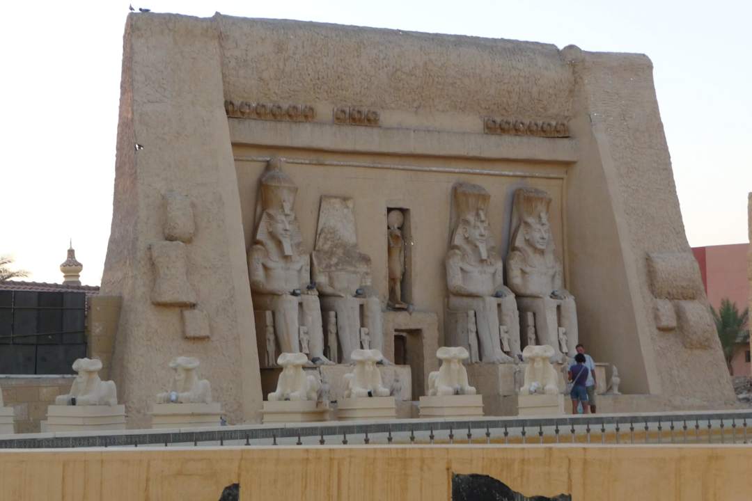 Freiluftarena mit Bühne und allen wichtigen Sehenswürdigkeit Pickalbatros Alf Leila Wa Leila Resort - Neverland Hurghada