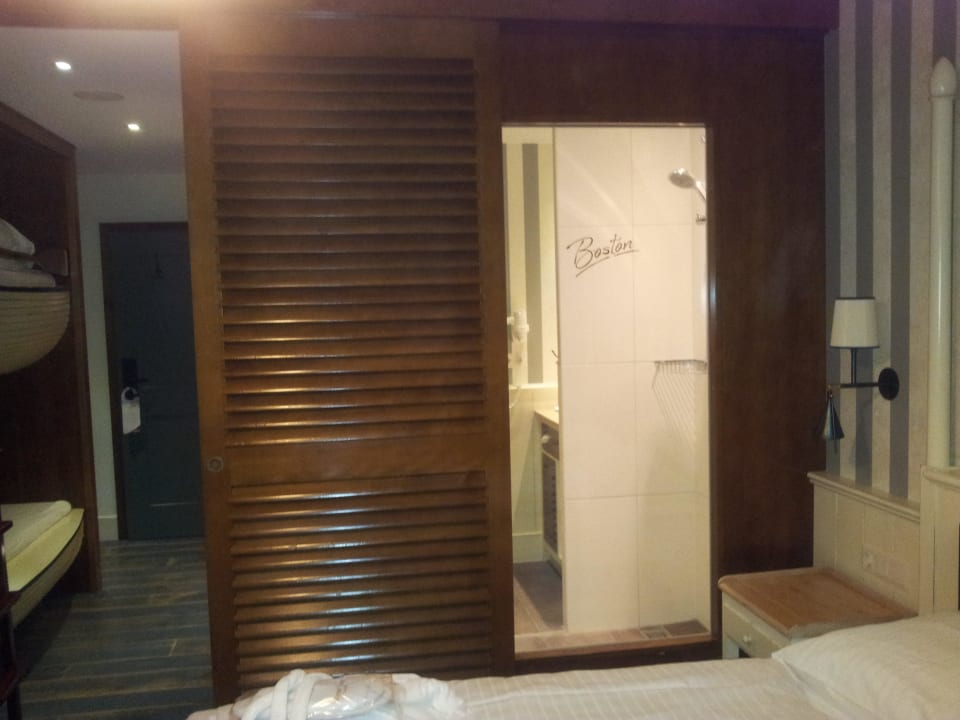 Glastüre Durchblick Dusche vom Bett aus Hotel Bell Rock Europa-Park