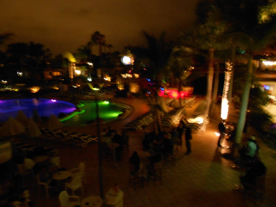 Poolanlage bei Nacht allsun Hotel Esplendido