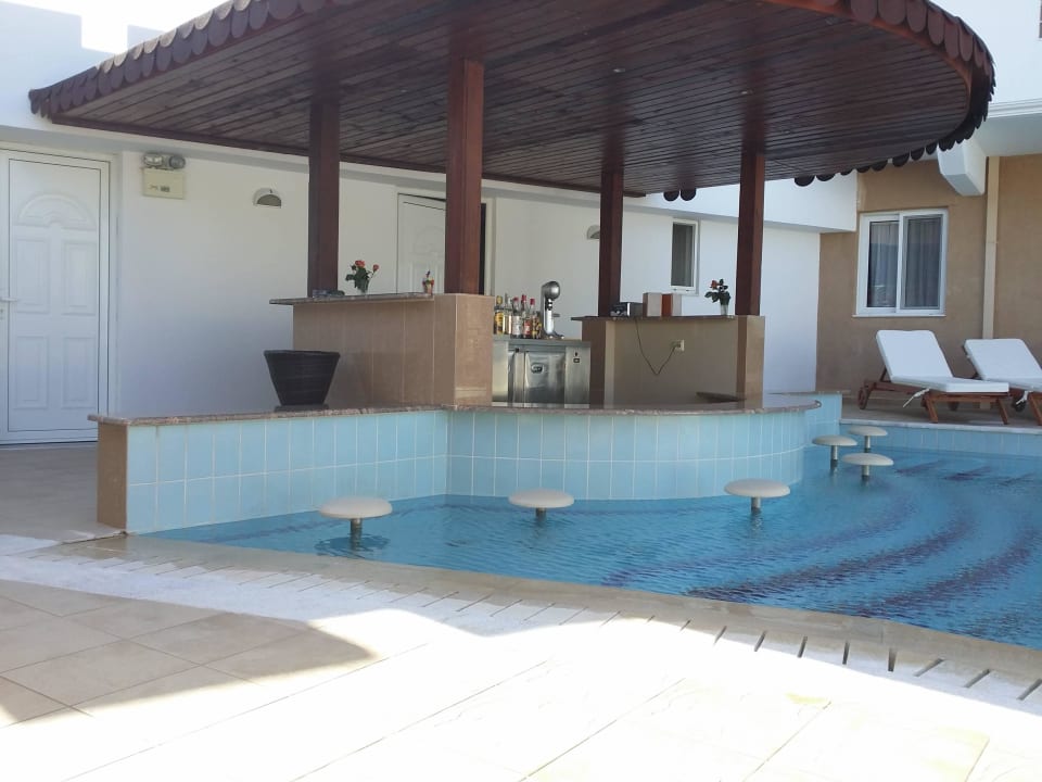 Poolbar Castello Di Cavalieri Suites