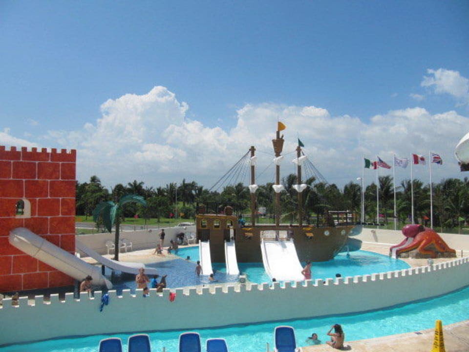 Basen ze zjeżdżalniami Seadust Cancun Family Resort