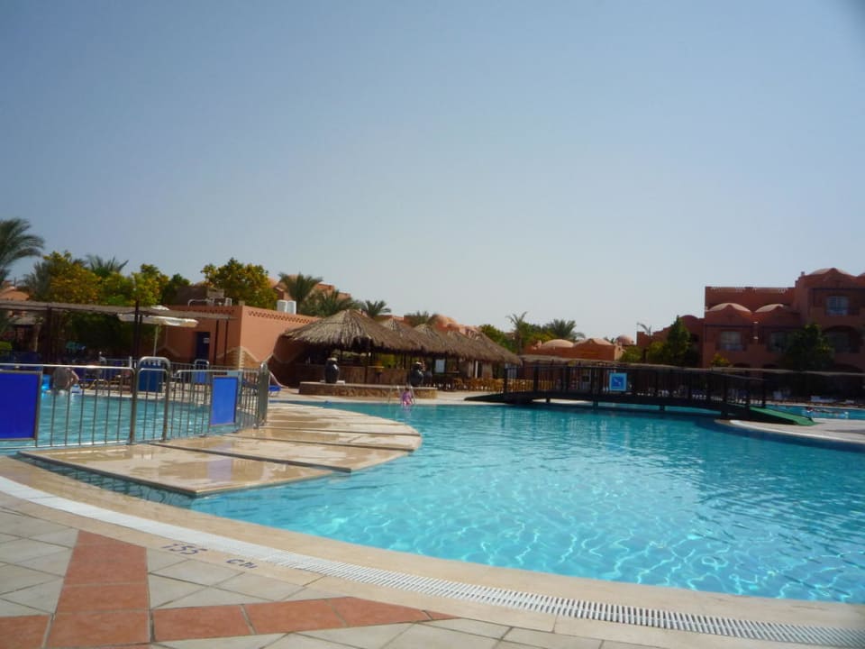 Część jednego z 2 kompleksów basenowych Jaz Makadi Oasis Resort