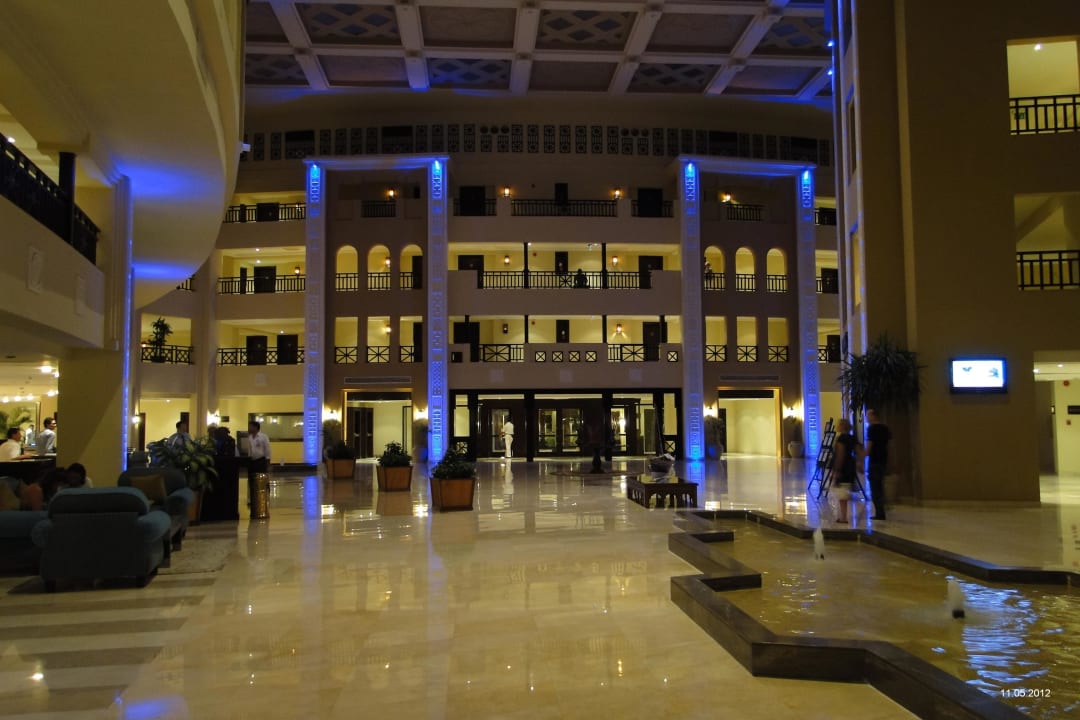 Links Rezeption im Fond der Eingang Steigenberger ALDAU Beach Hotel