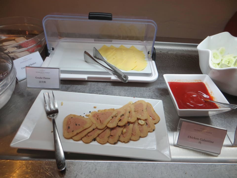 Das ist die armseelige Wurst und Käseauswahl Adaaran Select Hudhuran Fushi - Premium All Inclusive