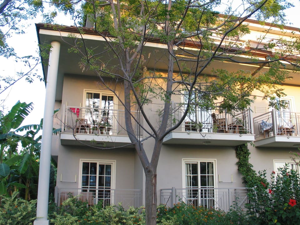 Blick vom Garten auf die Villa Sunis Elita Beach Resort & Spa