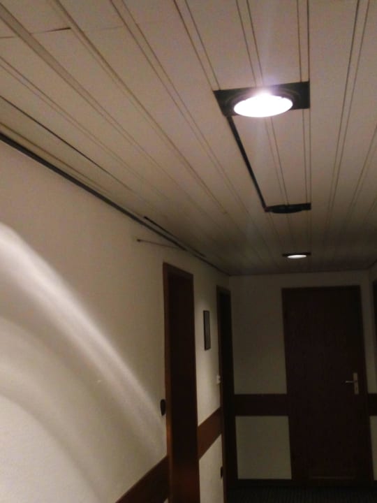 Flur mit herabhängender Leiste Hotel Anker