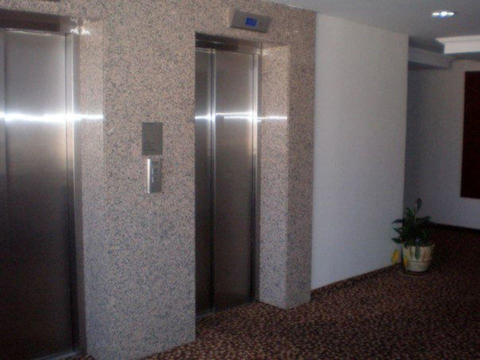 Коридор - скоростной лифт Best Western Plus Hotel Khan