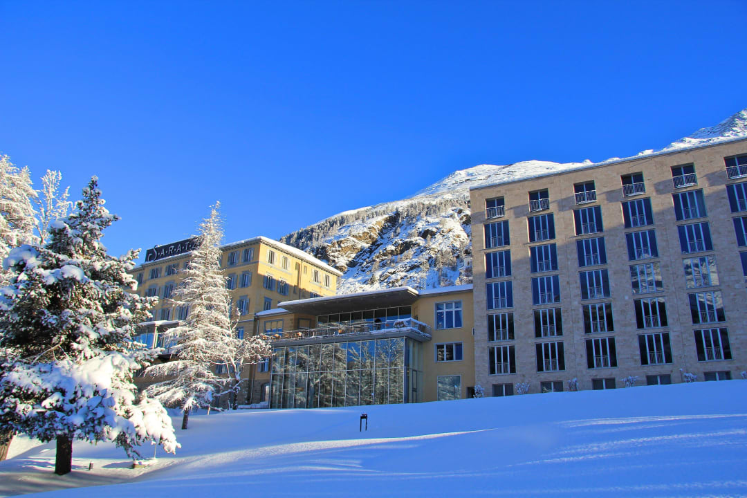  Außenansicht vom Park aus Hotel Saratz