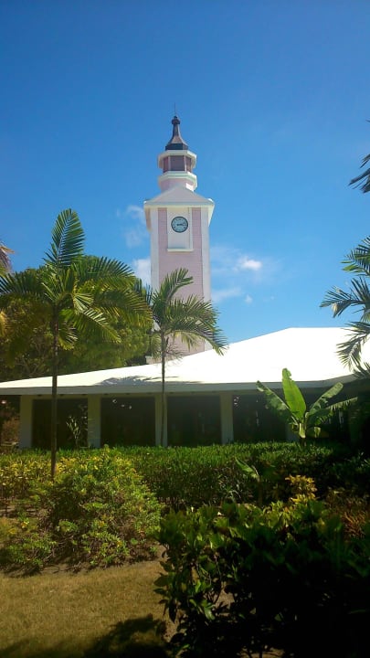 Kirchturm mit einer von zwei Uhren im Hotel...! Playabachata Hotel