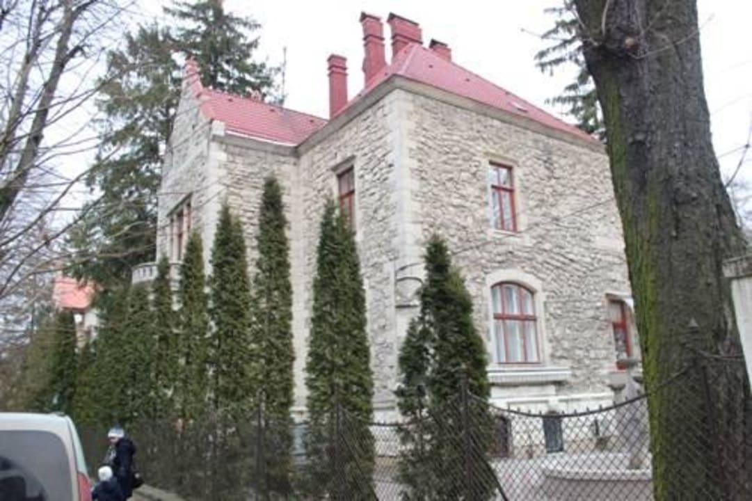 Вид с улицы Lion's Castle Hotel