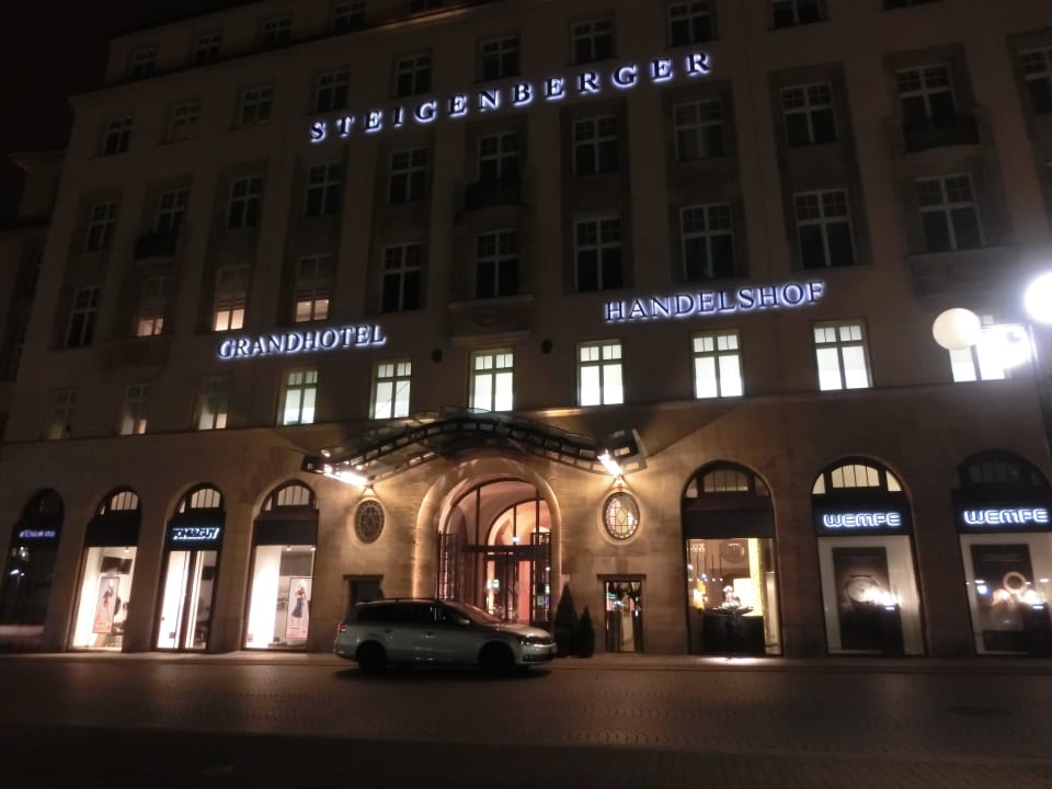 Im Dunkeln das Hotel von vorne Steigenberger Icon Grandhotel Handelshof