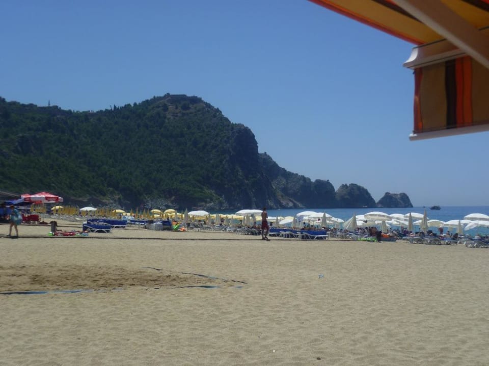Strand mit Blick zur Burg Hotel Grand Okan