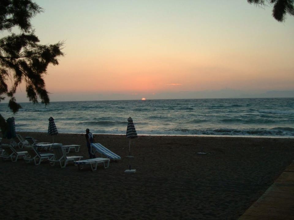 Der Strandbereich am Abend TUI KIDS CLUB Alex Beach