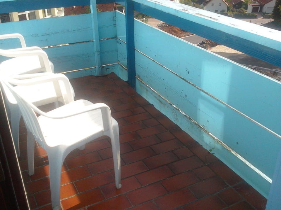 Plastikstühle auf Balkon einer Suite Raitelberg Resort