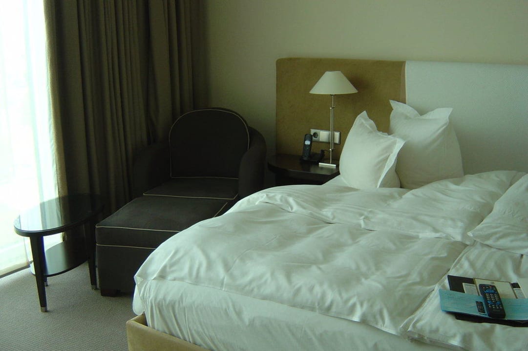 Sessel neben dem Bett The Ritz-Carlton Wolfsburg