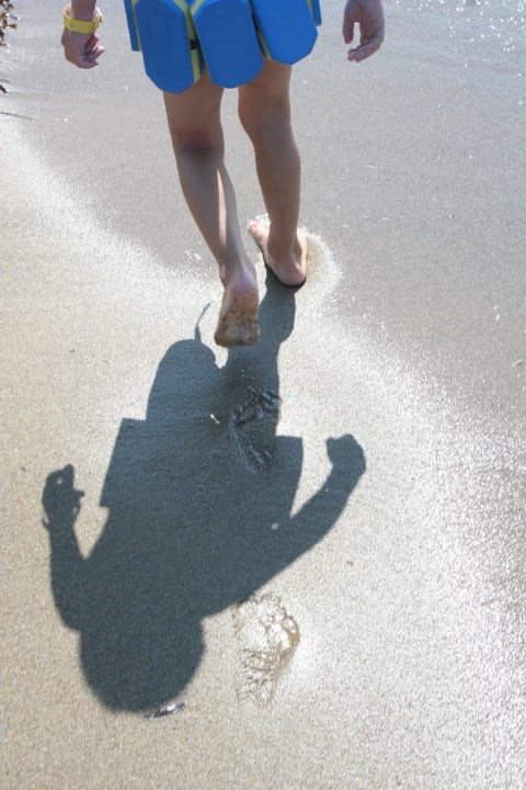 Spaziergang am Strand Park Albatros Village