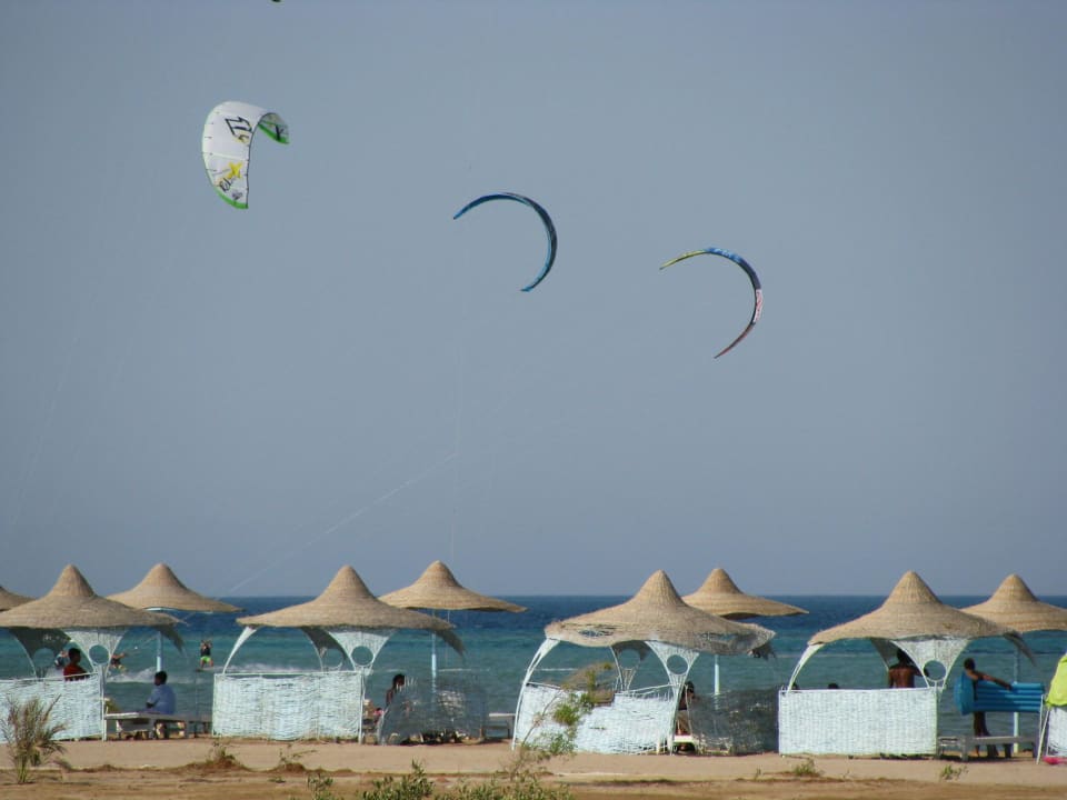 Kite Surfer am Strand Three Corners Rihana Resort Deluxe