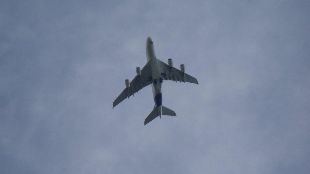 A380 im Überflug über die Hotelanlage Hotel Mercure Toulouse Golf de Seilh
