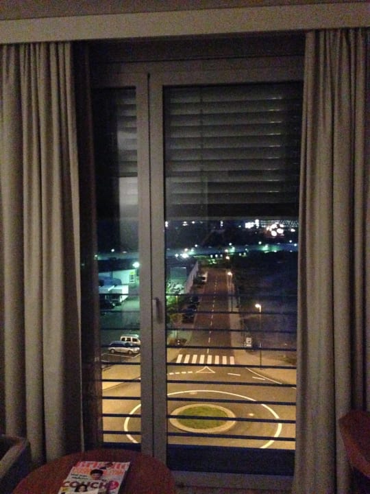 Ausblick - Super: Jalousie  =Dunkel  Radisson Blu Hotel Köln