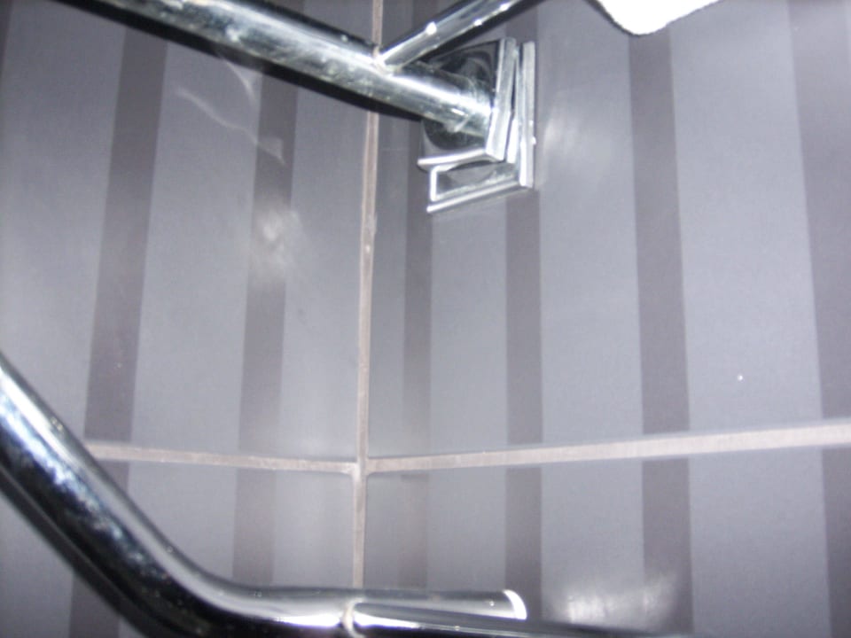 Der Handtuchhalter hat auch schon bessere Zeiten e Siam Elegance Hotels & Spa