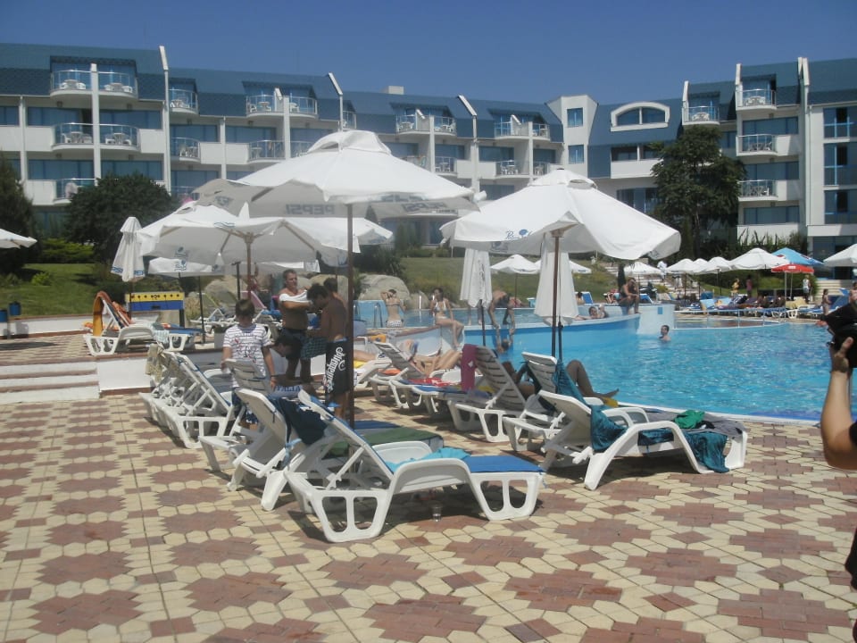 Der Pool sehr sauber und schön Hotel Sineva Beach