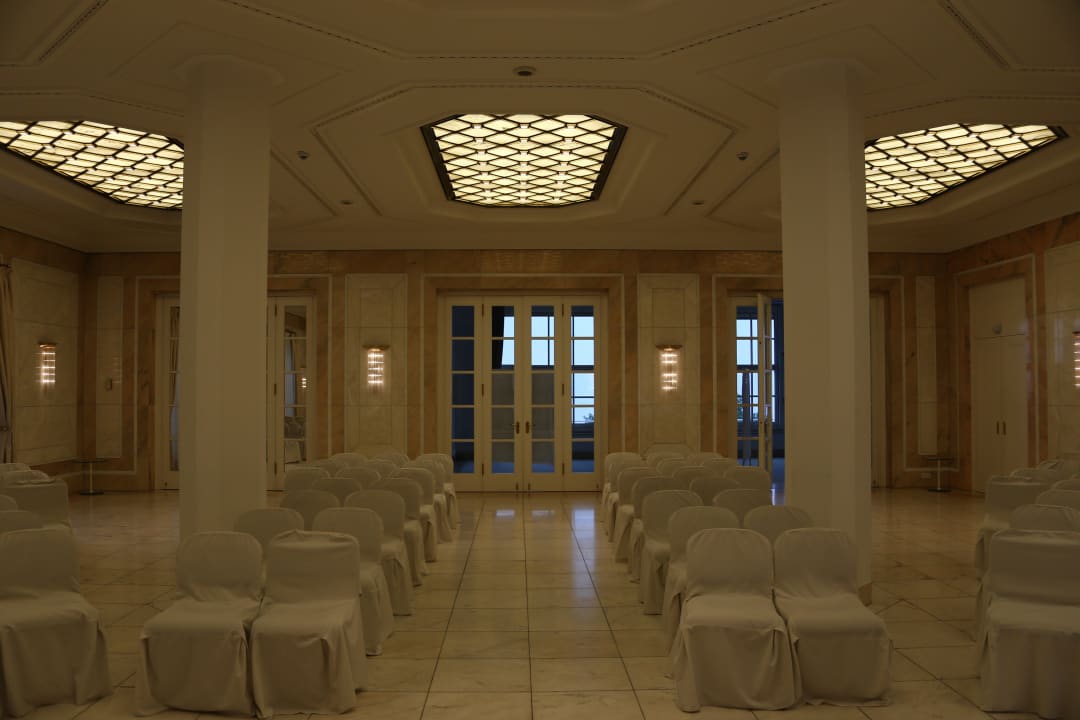Auf der Suche nach Zerstreuung findet man Säle im  Steigenberger Icon Grandhotel Petersberg