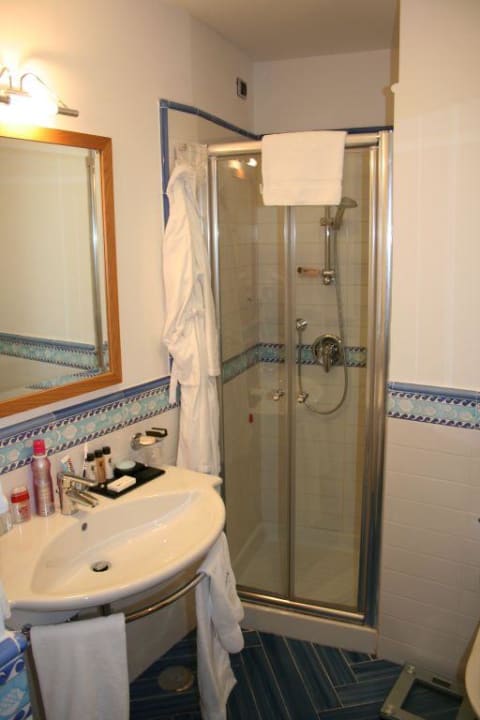 Badezimmer Zimmer 112 Hotel Raito