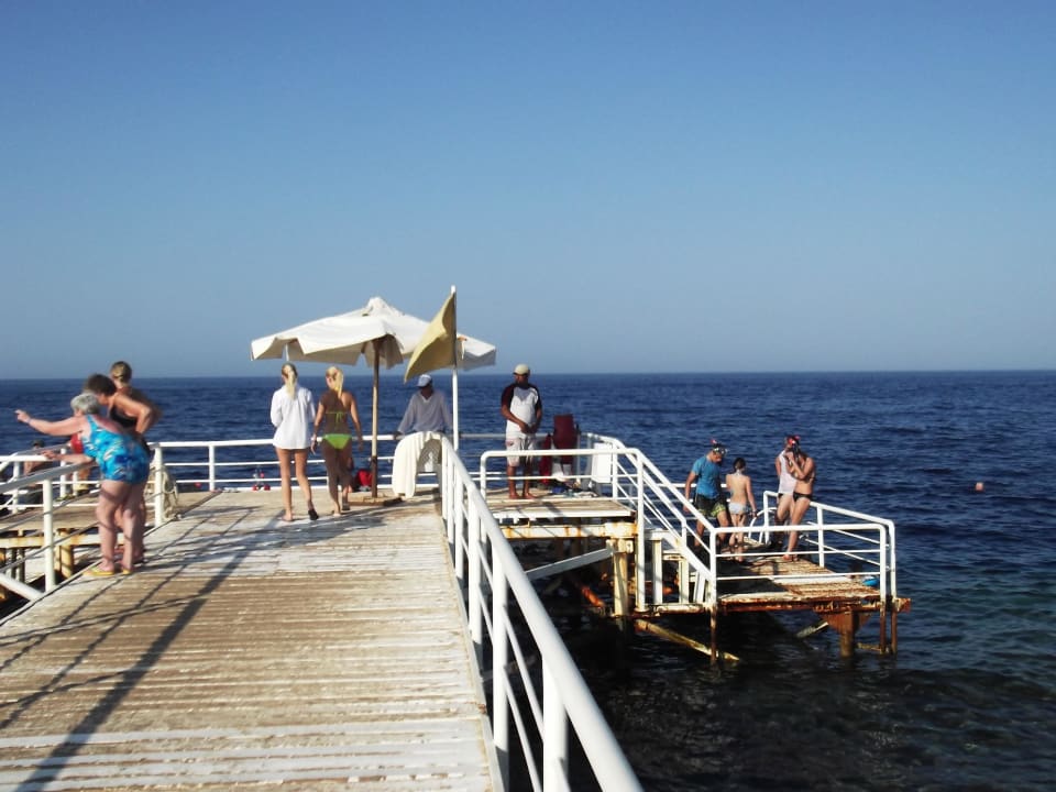 Sławetne molo z którego wchodzi się do wody Serenity Alpha Beach