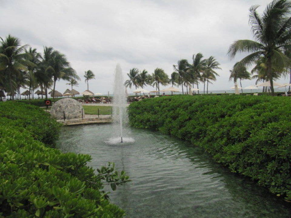Ogród z fontanną Dreams Tulum Resort & Spa