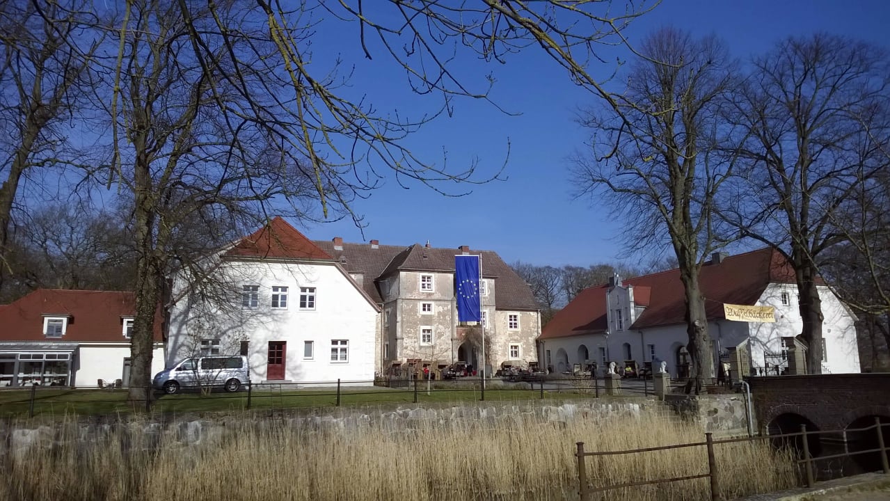 Vom Parkplatz aus Wasserschloss Mellenthin