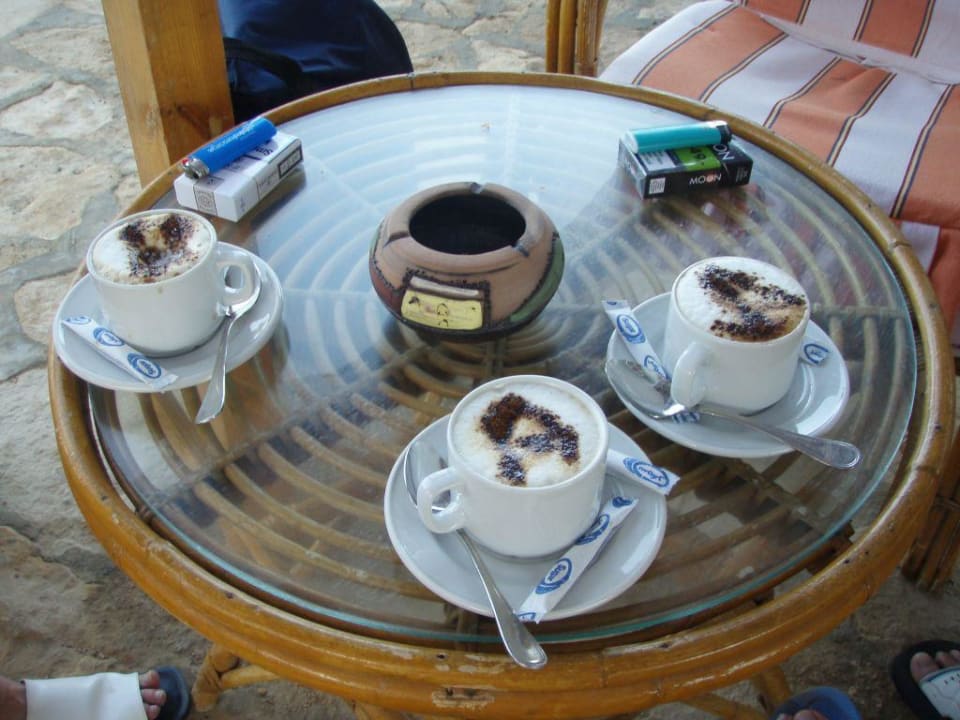 Kaffee an der Poolbar Happy Life Village