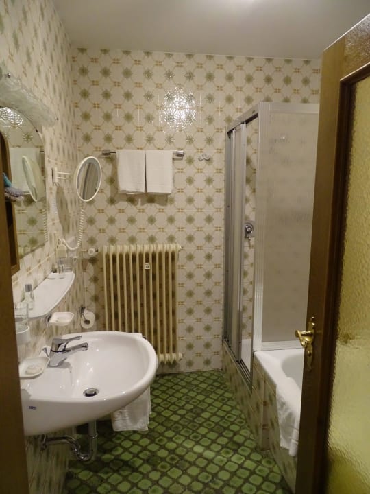 Badezimmer mit Dusche u.Wanne Hotel Reuther Garni