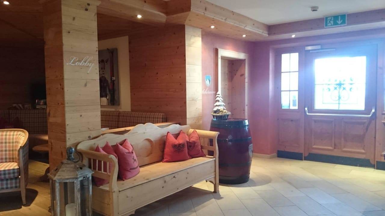 Eingang vom Skikeller mit Teebar Wedelhütte Hotel & Chalet