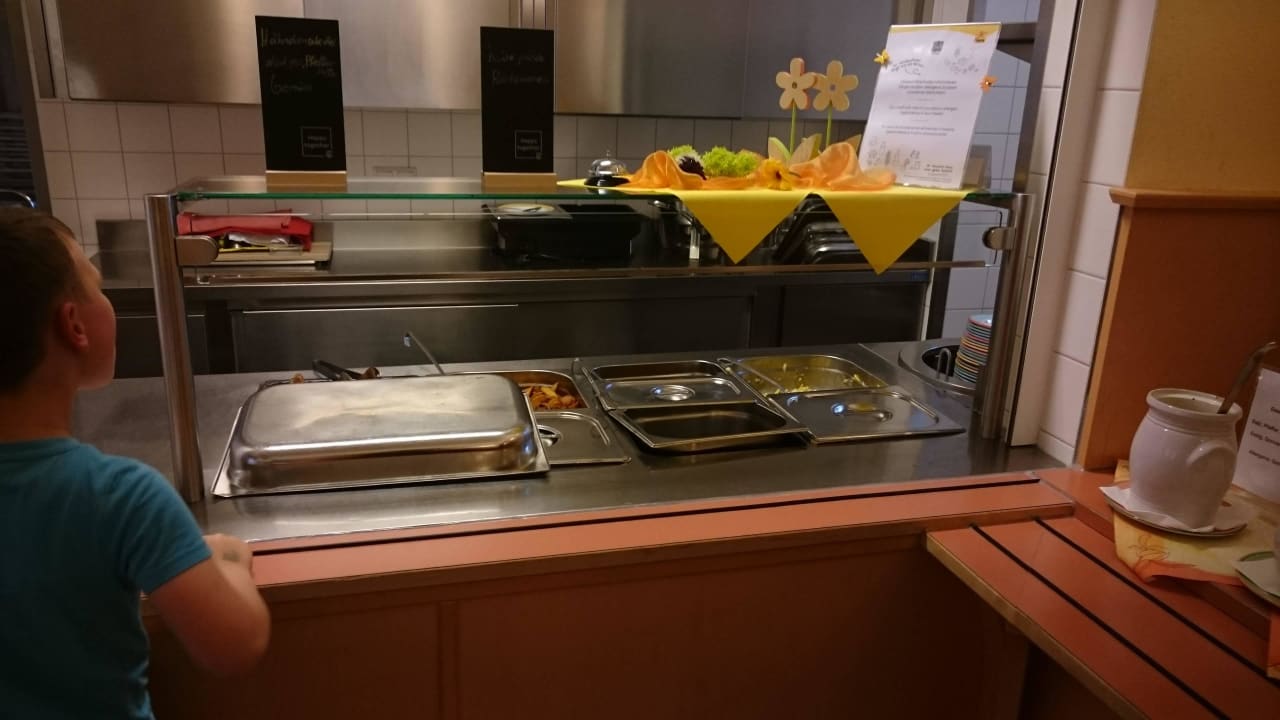 Essensausgabe am Abend JUFA Hotel Nördlingen