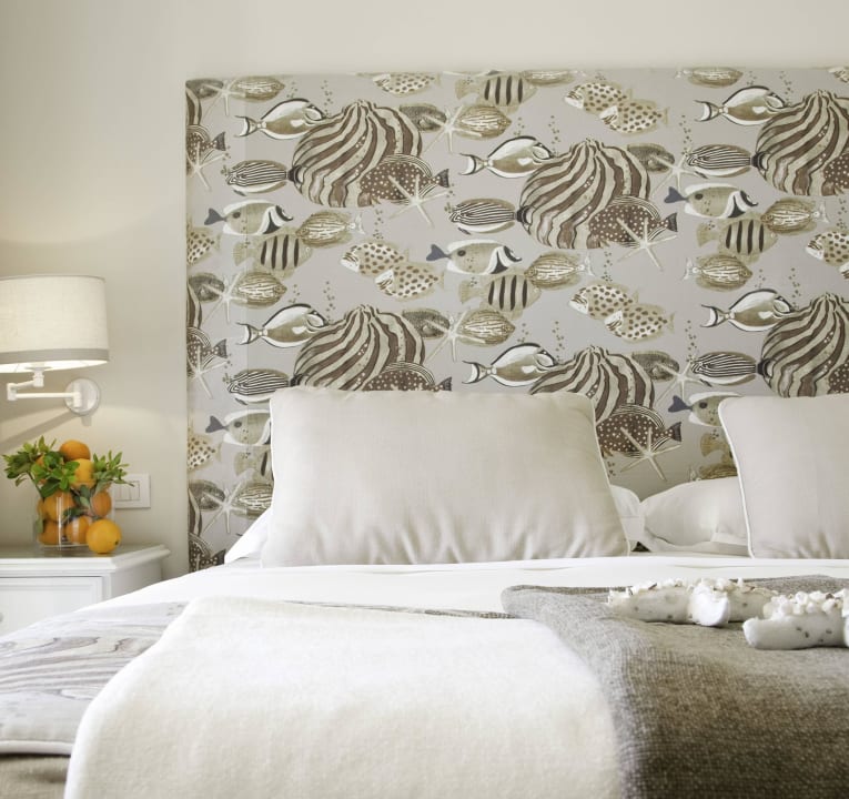 Classic room fishes&shells headboard detail Hotel Il Negresco