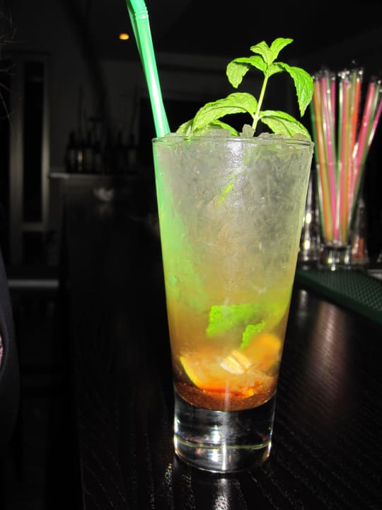 Cocktail an der Bar Hotel Kakkos Bay