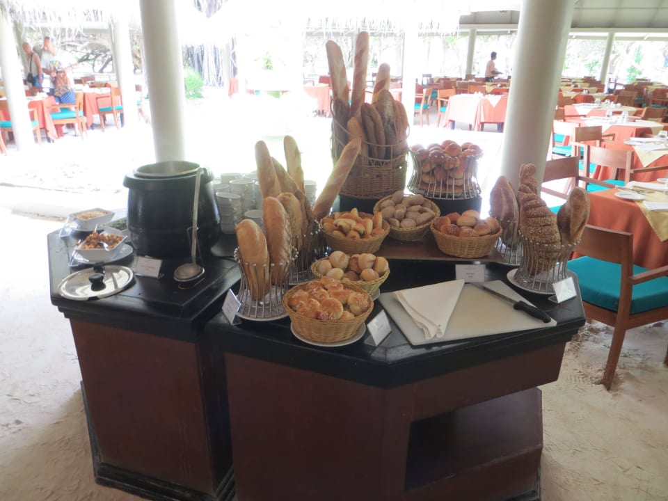 Mittagsessen im Main Restaurant Adaaran Select Hudhuran Fushi - Premium All Inclusive