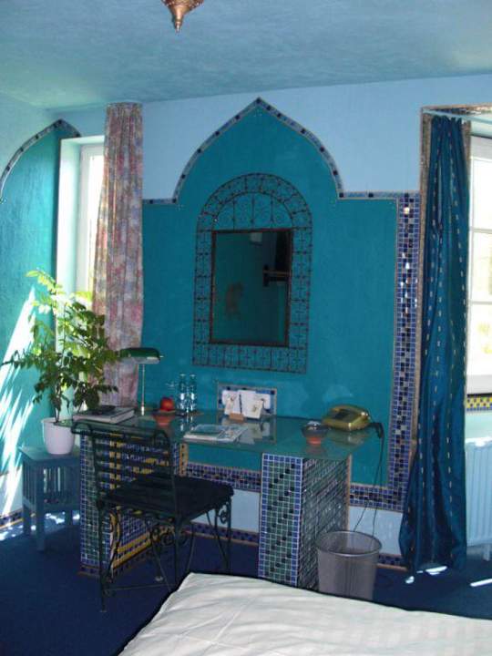 Tisch und Spiegel Hotel Goldflair am Rathaus