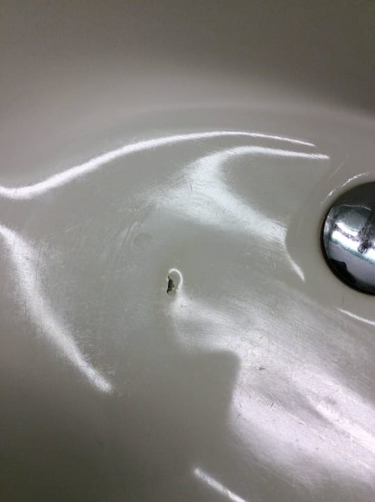 Defektes Waschbecken  H+ Hotel Köln Hürth