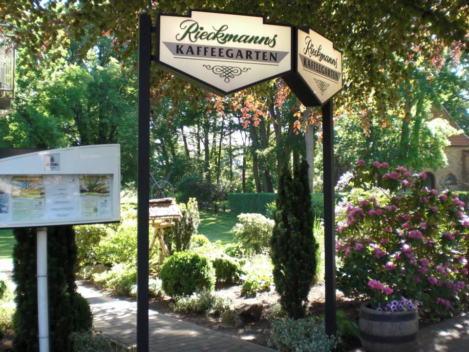 Eingang zur Gartenanlage Heidehotel Rieckmann