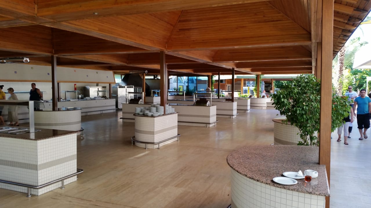 Buffet, leider immer mit sehr langen anstehen. Saphir Hotel & Villas
