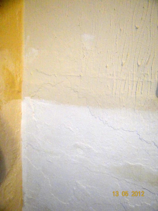 Feuchte Wand Days Inn Hotel & Residence