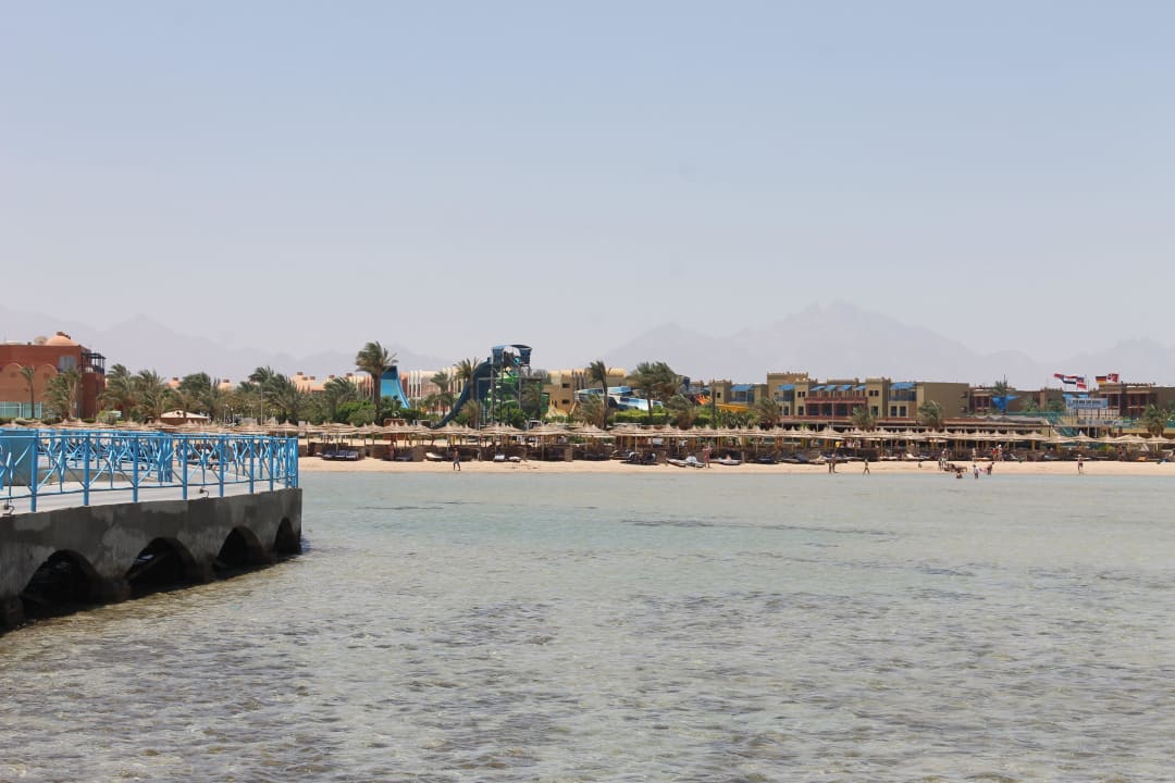 Blick auf die Anlage vom Strandsteg aus Titanic Beach Spa & Aqua Park